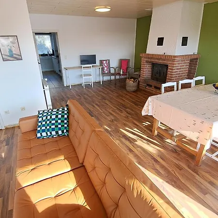 In Hanglage Mit Garten Und Balkon