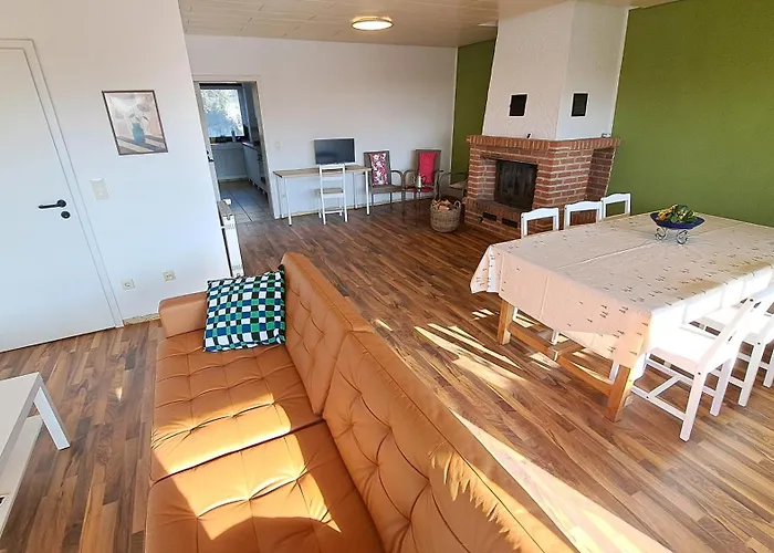 In Hanglage Mit Garten Und Balkon