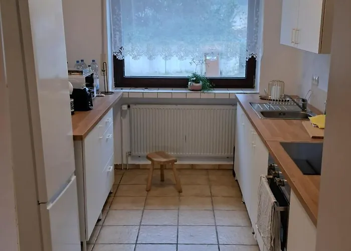 In Hanglage Mit Garten Und Balkon