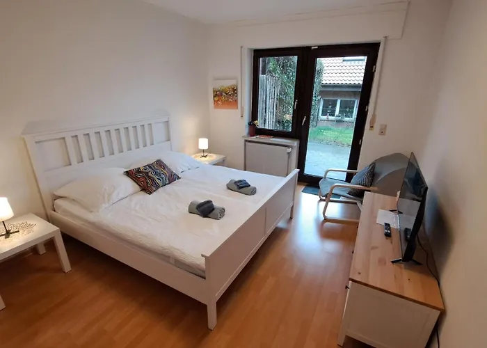 In Hanglage Mit Garten Und Balkon