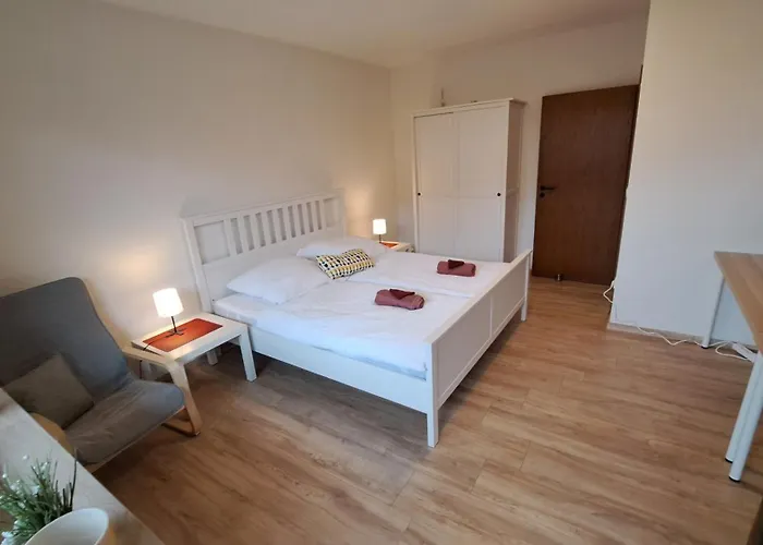 In Hanglage Mit Garten Und Balkon