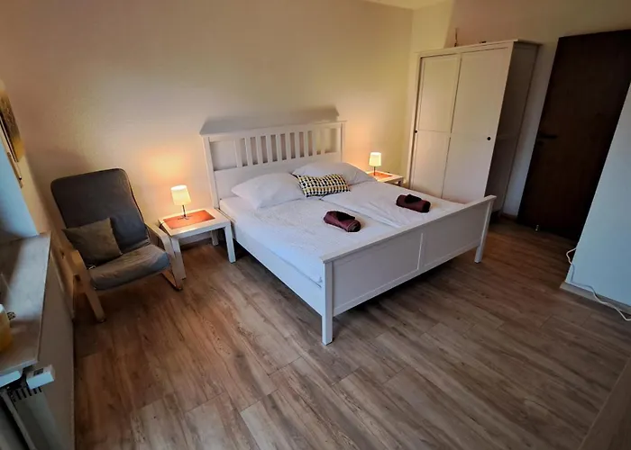 In Hanglage Mit Garten Und Balkon *